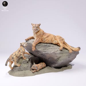 Mountain Lion Family on a Rock 1/24 Scale Realistic Animal Model | Decorative Display | Beast Companion Figurine | Animal Den Miniatures