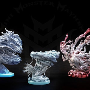 Puede incluir: Tres figuritas de criaturas fantásticas en miniatura, cada una con un esquema de color diferente. La primera es una criatura azul y blanca que gira, la segunda es una criatura blanca y gris con una base que gira, y la tercera es una criatura rosa y blanca con una base que gira.