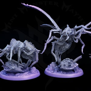 Puede incluir: Cuatro figuritas de insectos impresas en 3D de diferentes tamaños, de color gris. El insecto más grande tiene alas y está en una pose amenazante. Los otros tres insectos son más pequeños y tienen diferentes poses.