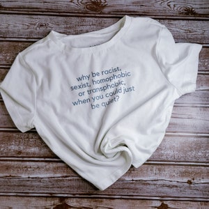 pourquoi être raciste, sexiste, homophobe ou transphobe alors que vous pourriez simplement être silencieux crop top | Haut court femme | Chemise d&#39;activiste | Chemise LGBTQ+