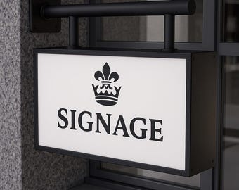 Könnte beinhalten: Schwarzes rechteckiges Schild mit dem Wort "SIGNAGE" in fetten, schwarzen Buchstaben. Ein schwarzes Kronen-Emblem befindet sich über dem Wort. Das Schild ist an einem schwarzen Metallrahmen befestigt und an einer Wand angebracht.