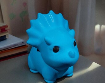 Statuetta di Triceratopo cucciolo, simpatico dinosauro decorativo per la cameretta dei bambini.