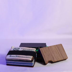 Tarjetero de madera minimalista, delgado y ecológico.