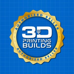 Puede incluir: Una insignia dorada y azul con las palabras "AUTHORIZED SELLER" en un patr&oacute;n circular. El centro presenta el texto "3D PRINTING BUILDS" en blanco, con un icono de impresora 3D integrado en el "3D". El fondo es una cuadr&iacute;cula azul.