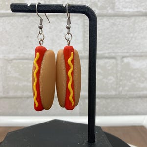 Boucles d'oreilles hot-dog à la moutarde, bijoux culinaires amusants, boucles d'oreilles miniatures, cadeau parfait pour les amateurs de cuisine, boucles d'oreilles hot-dog uniques faites main