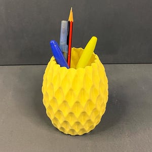 Wavy Pen Holder Modern Desk Organizer Stylish Pen and Pencil Holder Unique Home Office Accessory Durable and Functional Decor