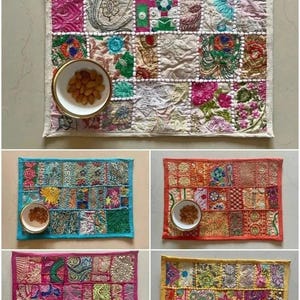 Könnte beinhalten: Ein Set aus fünf farbenfrohen Patchwork-Tischsets mit gestickten Blumen- und Paisley-Mustern. Jedes Tischset hat einen unterschiedlich farbigen Rand: weiß, blau, orange, rosa und gelb. Auf jedem Tischset befindet sich eine kleine weiße Schale mit Goldrand, gefüllt mit Mandeln.