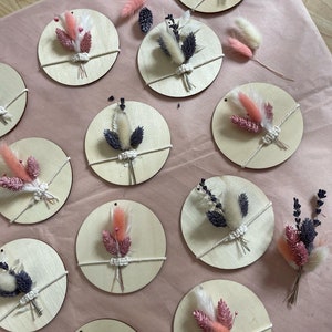 Decoración de mesa - disco de madera con un pequeño ramo de flores secas