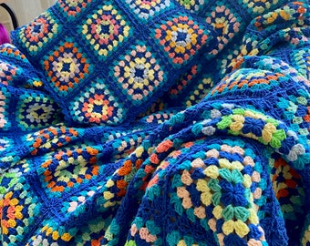 Couverture et oreiller Grannysquare. Modèle afghan fait main, couverture 130 x 130 cm, oreiller 45 x 45 cm, couverture vintage, oreiller vintage, couverture tv