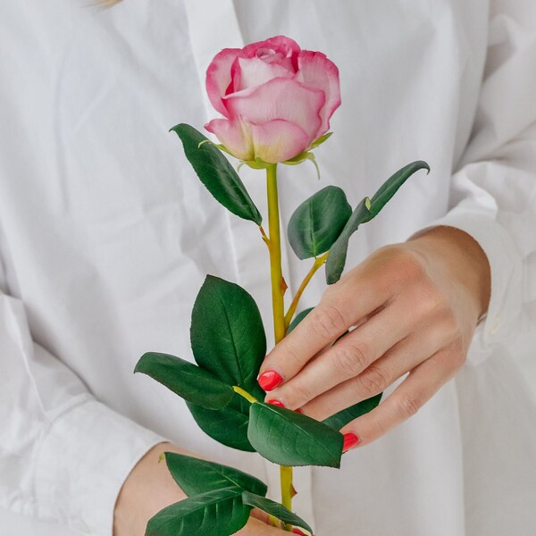 Rose en porcelaine froide, Rose rose au toucher véritable, Roses de centre de table, Rose artificielle ressemblant à une fausse rose, Cadeau insolite, Sculpture botanique, Fleur réaliste