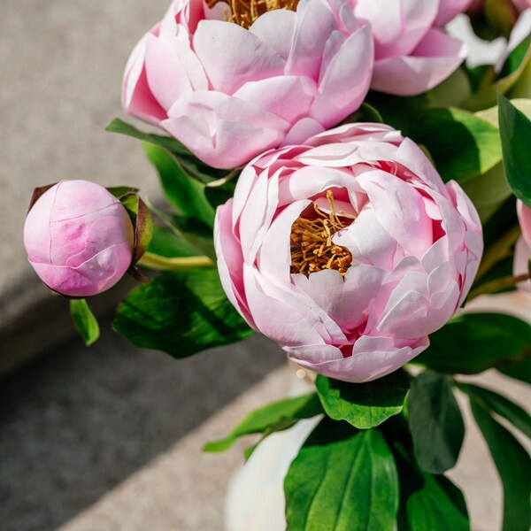 Pivoine en porcelaine froide, pivoine rose argile, bouquet de fleurs au toucher réel, arrangement artificiel de pivoines rose pâle, pièce maîtresse de pivoine réaliste