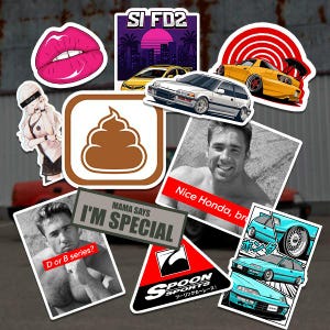 Puede incluir: Una colección de pegatinas con varios diseños. Incluye pegatinas con un par de labios rosas, un paisaje urbano retro con coches, un emoji de caca marrón y una pegatina que dice "Mama Says I'm Special". Otras pegatinas representan coches y un hombre sonriente.