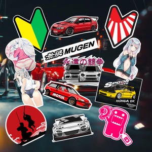 Può includere: Una collezione di adesivi colorati con personaggi in stile anime, testo giapponese e vari design di auto. Include una Mitsubishi Lancer Evolution rossa, una Honda EK gialla e un adesivo rosa Domo-kun.