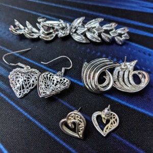 4 Pairs of women&#39;s vintage costume earrings