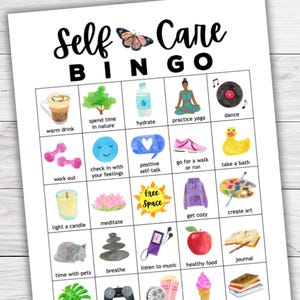 Può includere: Un tabellone di gioco del bingo per la cura di sé in stile acquerello con varie attività di cura di sé. Il titolo "Self Care Bingo" è in alto. Il tabellone include illustrazioni di attività come "bevanda calda", "praticare yoga" e "ascoltare musica".