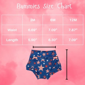 Puede incluir: Una tabla de tallas Bummies con fondo rosa que muestra medidas de cintura y largo en pulgadas para las tallas 3M, 6M y 12M. Debajo de la tabla hay unos pantalones cortos azules con un patr&oacute;n de estrellas rojas y blancas y l&iacute;neas de medici&oacute;n.