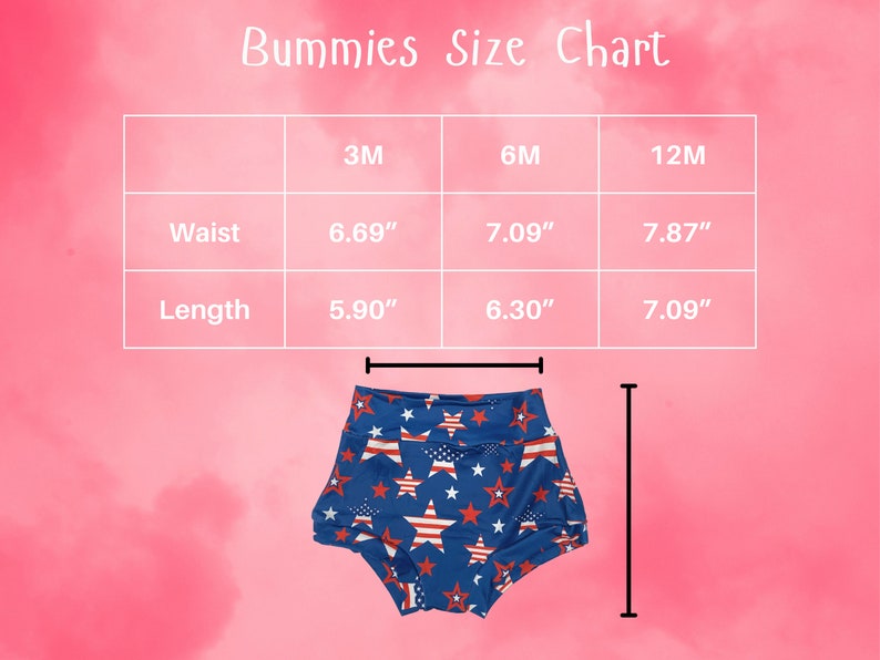 Puede incluir: Una tabla de tallas Bummies con fondo rosa que muestra medidas de cintura y largo en pulgadas para las tallas 3M, 6M y 12M. Debajo de la tabla hay unos pantalones cortos azules con un patr&oacute;n de estrellas rojas y blancas y l&iacute;neas de medici&oacute;n.