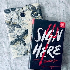 Death’s-head Hawkmoth Book & Kindle Sleeve | iPad | eReader | Bookish | Paperwhite Oasis | Padded Case | Button Zipper | Books