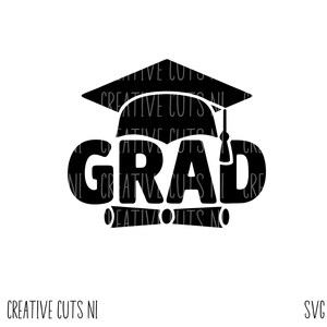 Könnte beinhalten: Schwarz-weiße Grafik zum Thema Abschluss mit dem Wort "GRAD" in fetten Buchstaben, gekrönt von einer Abschlusskappe. Der Text "CREATIVE CUTS NI" befindet sich unten, mit "SVG" rechts.