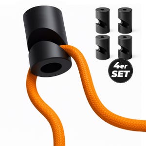 Puede incluir: Un conjunto de organizadores de cables cilíndricos negros con una ranura curva, que sujetan un cable trenzado naranja. La imagen incluye cuatro organizadores adicionales y una etiqueta circular con el texto "4er SET".
