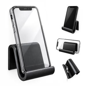 Può includere: Un supporto nero per smartphone a forma di U mostrato in diverse angolazioni. Il supporto sostiene uno smartphone sia in posizione verticale che orizzontale. Una vista mostra il supporto con un cavo di ricarica inserito in una fessura.