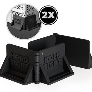Puede incluir: Dos soportes de esquina de plástico negro con la inscripción "Hold Tight". Estos soportes están diseñados para sujetar los muebles a la pared.