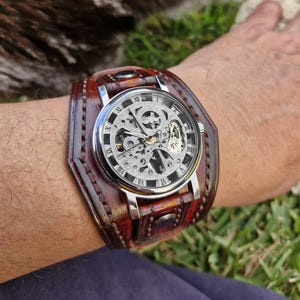 Einzigartige Steampunk-Uhr, Mechanische Skelett-Armbanduhr aus hochwertigem pflanzlich gegerbtem Leder von Hand gefärbt, genäht und graviert