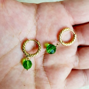 Orecchini a cerchio Huggie in cristallo boho sfaccettato verde, minimalisti, acciaio chirurgico ipoallergenico