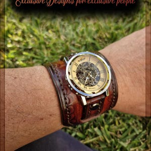 Einzigartige Steampunk-Uhr, Mechanische Skelett-Armbanduhr aus hochwertigem pflanzlich gegerbtem Leder von Hand gefärbt, genäht und graviert