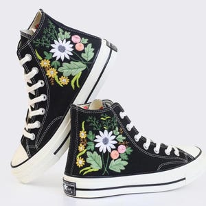 Geborduurde Converse/ Custom Converse Chuck Taylor geborduurde tuinbloem/ Bruidsbloem geborduurde sneakers/ Gepersonaliseerde trouwschoenen