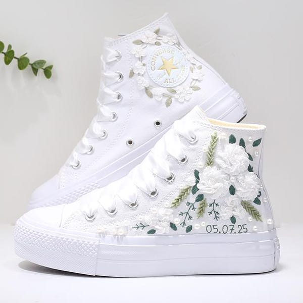 Op maat geborduurde Converse-huwelijkssneakers: bruidsbloemschoenen