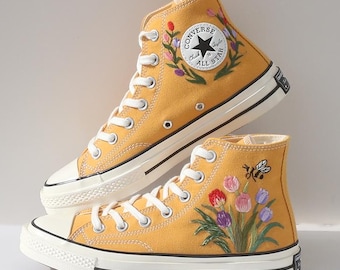 Individuell bestickte Sneakers High Tops: Gelbe Sneakers mit Blumen und Bienen bestickt