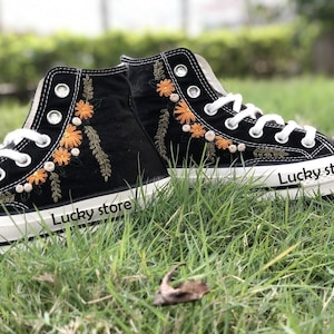 Custom wedding converse/ Bridal flower embroidered sneakers/Converse high tops embroidered flower/ Shoes for the bride, Gift for daughter