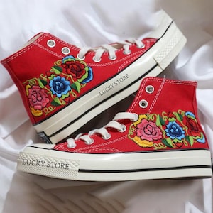 Converse com rosas bordadas: tênis personalizados para noivas