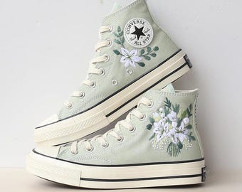 Converse da sposa personalizzate con ricamo: Sneakers con bouquet di gigli da sposa