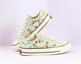 Op maat geborduurde lage Converse-sneakers: aardbeiensneakers