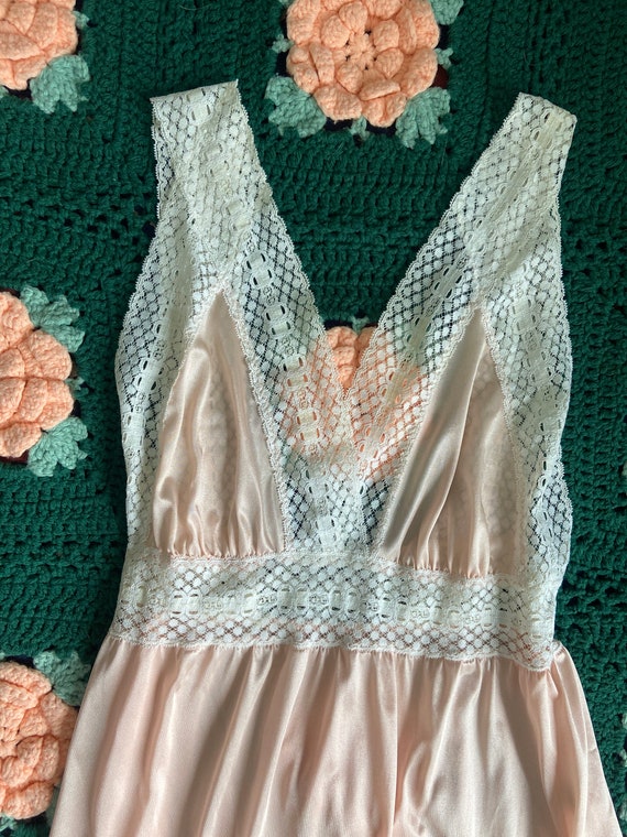lovely vintage 1960s shabby peach lace nightgown … - image 2