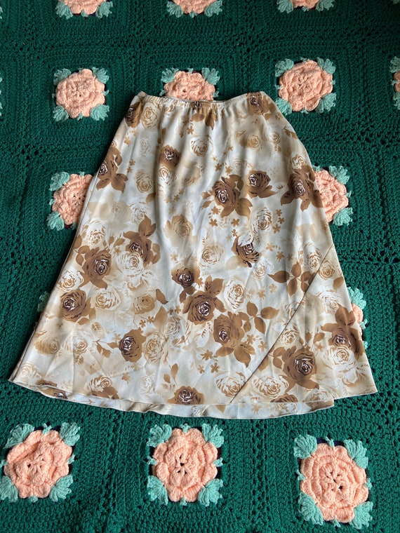 Cute vintage 90s / Y2K vintage neutral rose skirt 