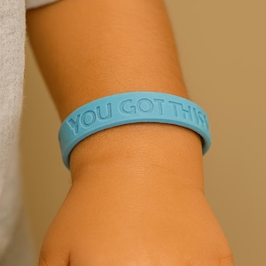 Pulseras de silicona personalizadas para niños y niñas, pulseras de goma con mensaje, nombre y texto.