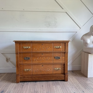 Antique Eastlake Style Oak Chest of Drawers – Entryway Console with Original Hardware