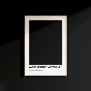 以下が含まれることがあります： 黒い背景に「MORE ISSUES THAN VOGUE®」という白いテキストが書かれた額装されたプリント。白いテキスト「Pantone PMS 426 | #242424」も含まれています。