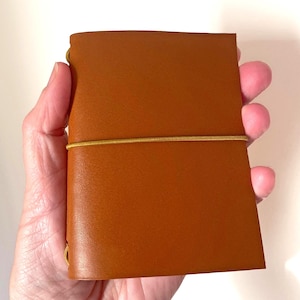 Funda de piel de curtido vegetal, tamaño mini de bolsillo A7 / Recargable Funda de piel ecológica de curtido vegetal / Diseño moderno y minimalista