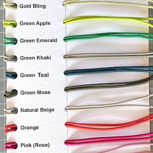 Può includere: Una cartella colori con diciassette cordini elastici in varie tonalità, tra cui nero, blu acqua, blu marino, blu zaffiro, bordeaux, oro, verde mela, verde smeraldo, verde kaki, verde ottanio, verde muschio, beige naturale, arancione, rosa, viola, rosso, sabbia e giallo.