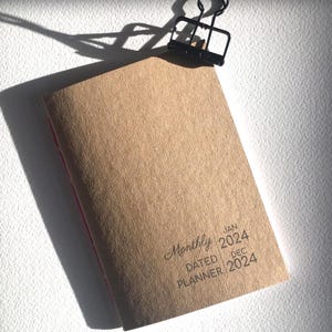 Planner Kraft con carta riciclata / Planner mensile 2025/2026 / Planner Kraft A6 o A5 / Planner tascabile / Scegli il mese di inizio