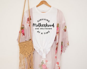 Surviving Motherhood One Meltdown At A Time, Mom Life, Mommy Shirt, Geschenke für Mama, Lustiges Mom Shirt