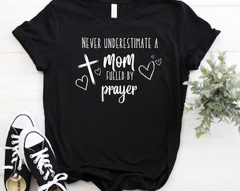 Ne sous-estimez jamais une maman alimentée par la prière, les chemises de maman, la chemise de maman, les chemises de maman drôles, les chemises de maman, la chemise de vie de prière