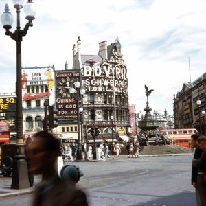 Retro photo 1940s print: Piccadilly Circus Eros at the centre