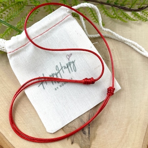 Collier cordon rouge, collier cordon ajustable, collier ficelle, collier cordon wax, collier waterproof, collier assorti, étrangleur cordon