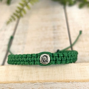 Pulsera inicial, Pulsera Macrame, Pulsera cordón encerado, Pulsera Surfista, Charm pulsera letra plata, Pulsera verde, Pulsera para hombre