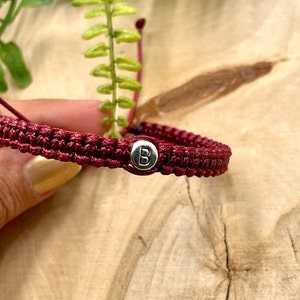 Pulsera con inicial de letra, pulsera granate, pulsera de macramé, pulsera con letra personalizada, pulsera de novio y novia, pulsera con inicial para hombre